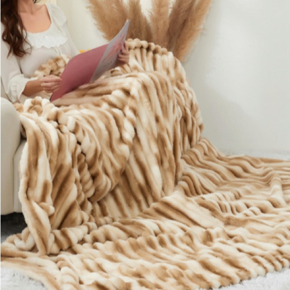 Luxurious Faux Fur Blanket - Cream and Brown